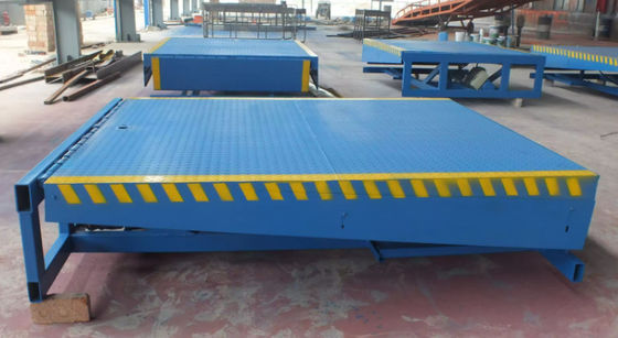 برقی / هیدرولیک قابل تنظیم بارگیری Dock Leveler 10 000-20 000 پوند ظرفیت پودر پوشانده / گالوانیزه پایان