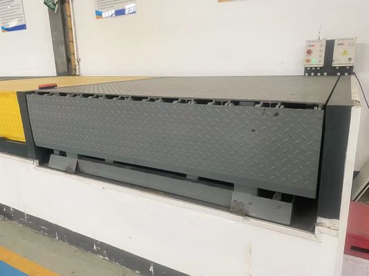 پودر قابل تنظیم پوشش داده شده اتوماتیک Dock Levelers 10t 12t 15t بار بزرگ ارتفاع تنظیم قابل تنظیم ثابت