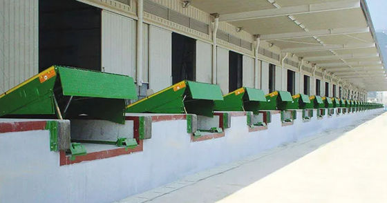 کارگاه اتوماتیک Dock Plate Dock Door Levelers 25000-40000LBS ظرفیت طراحی امن 30000 پوند اندازه پلت فرم قابل تنظیم