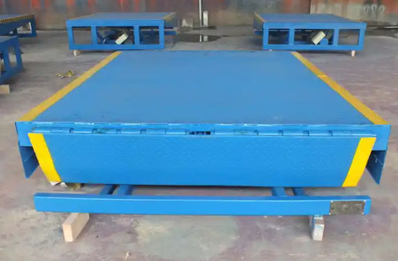 زنجیره های ایمنی کارگاه اتوماتیک Dock Plate Dock Door Levelers 25000-40000LBS طراحی امن برای بارگذاری