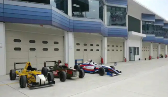 درب بالاروی سکشنال کارگاهی صنعتی بزرگ با طراحی پنل تخت یا منحنی، ضخامت 50 تا 80 میلیمتر، درب گاراژ سکشنال عایقبندی شده