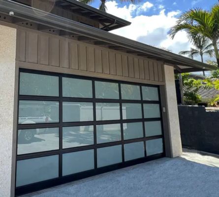 کلاس 3 ضد آب شیشه شفاف مقاومت عالی در برابر باد درب گاراژ سکشنال صنعتی محکم با عملکرد دستی یا اتوماتیک