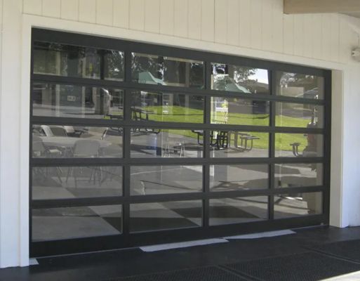 درب گاراژ سکشنال مدرن مشکی با فریم آلومینیومی شیک و شیشه سکوریت شفاف، سبک درب سکشنال با باز شدن دستی یا اتوماتیک