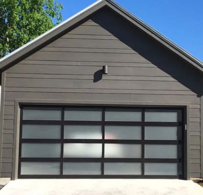 درب گاراژ سکشنال مدرن مشکی با فریم آلومینیومی شیک و شیشه سکوریت شفاف، سبک درب سکشنال با باز شدن دستی یا اتوماتیک