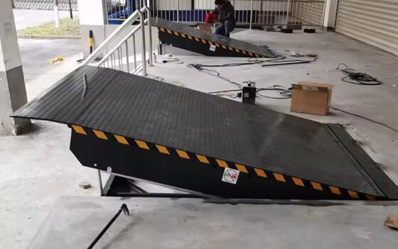 8T / 10T ظرفیت هیدرولیک تن انبار سایز پلت فرم قابل تنظیم کارگاه اتوماتیک Dock Plate Dock Door Levelers 25000-40000LBS طراحی امن