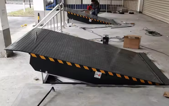 سایز پلتفرم قابل تنظیم کارگاه اتوماتیک Dock Plate Dock Door Levelers 25000-40000LBS طراحی ایمن نصب در محل