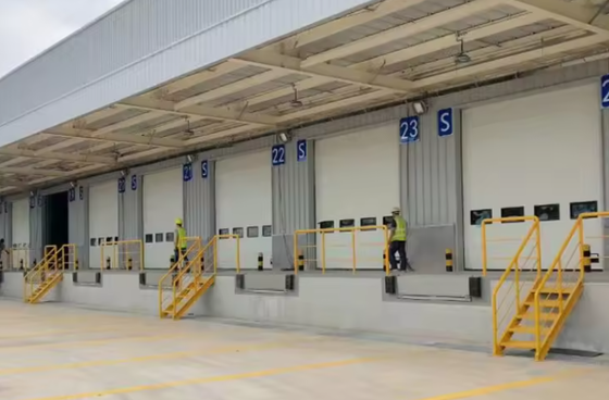 سایز پلتفرم قابل تنظیم کارگاه اتوماتیک Dock Plate Dock Door Levelers 25000-40000LBS طراحی ایمن نصب در محل