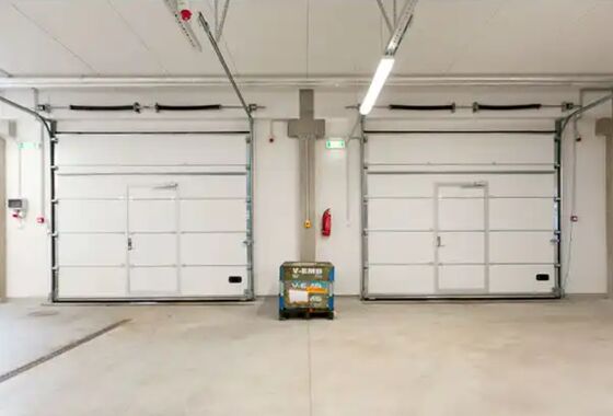 درب‌های سکشنال اتوماتیک انبار کارخانه چین، درب‌های صنعتی سفارشی فولادی ایستگاه آتش‌نشانی تجاری