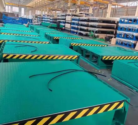 ظرفیت 10 کارگاه اتوماتیک Dock Plate Dock Door Levelers Air Dock Leveler نوع دستی بارگذاری سنگین برای لجستیک انبار