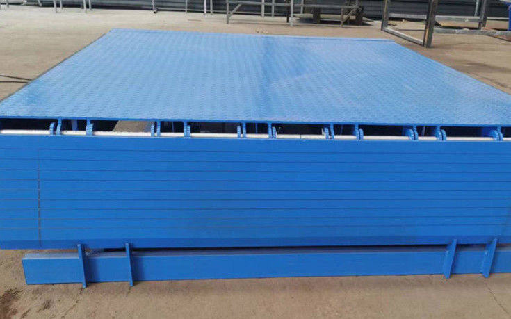 کارگاه اتوماتیک Dock Plate Dock Door Levelers 25000-40000LBS طراحی امن منبع برق هیدرولیک سفارشی