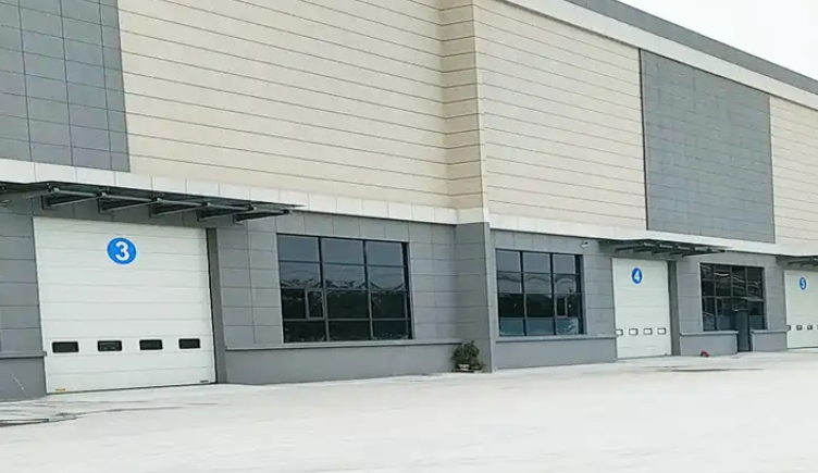 درب بالاروی سکشنال کارگاهی صنعتی بزرگ با طراحی پنل تخت یا منحنی، ضخامت 50 تا 80 میلیمتر، درب گاراژ سکشنال عایقبندی شده