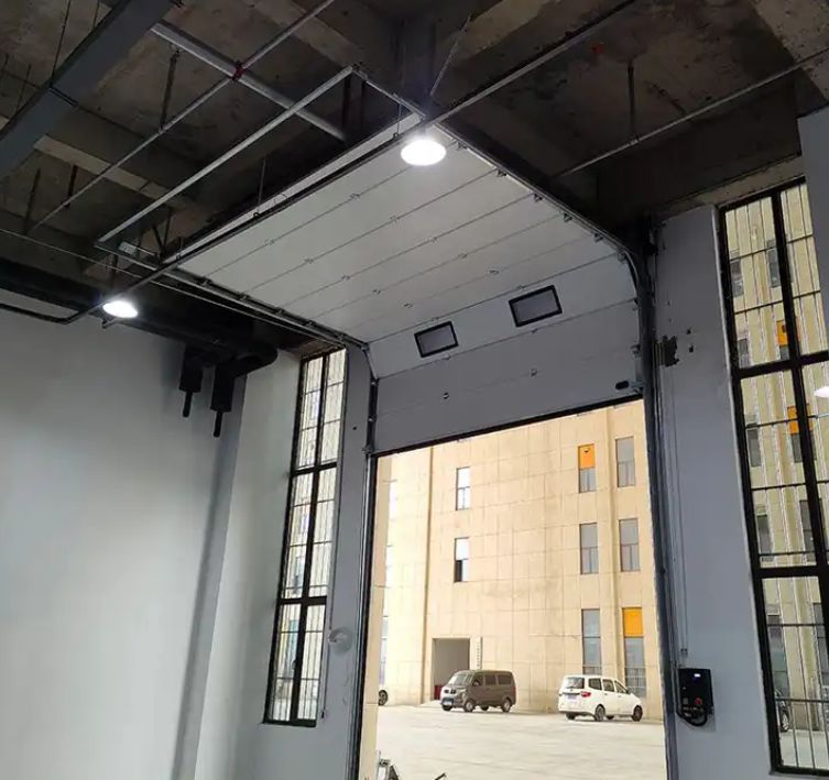 درب اتوماتیک ایمن عایق حرارتی صنعتی جدید برای کارگاه گاراژ درب ضخامت 50 میلی متر تا 80 میلی متر درب سربار بخش وینیل