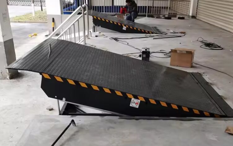 8T / 10T ظرفیت هیدرولیک تن انبار سایز پلت فرم قابل تنظیم کارگاه اتوماتیک Dock Plate Dock Door Levelers 25000-40000LBS طراحی امن