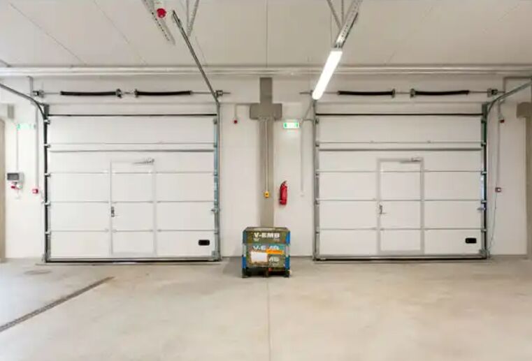 درب‌های سکشنال عایق‌بندی شده با سطح عایق صوتی ۲۴ دسی‌بل مجهز به حداقل انرژی برای کارکرد و نوارهای آب‌بندی وینیل یا برس برای مصارف تجاری